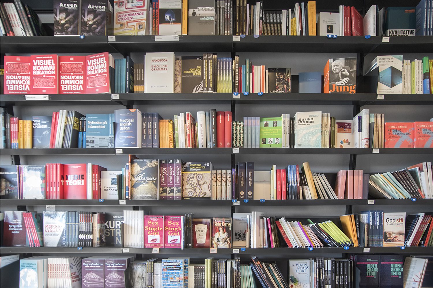 Ein Bild, das Text, Buch, Regale, Verffentlichung enthlt.

Automatisch generierte Beschreibung